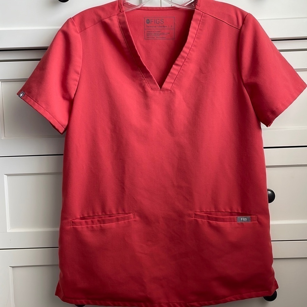 Figs Women’s Coral Casma Three-Pocket V Neck Scrub Top - Size Small